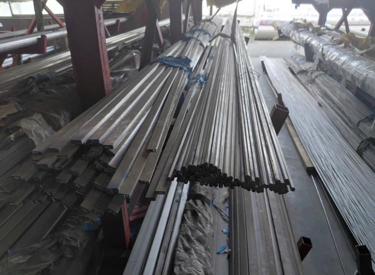 THANH LA ĐÚC 304 SỌC XƯỚC : 20 x 5.0 x 4000/6000MM/HL- LẬP LÀ INOX - Stainless Steel Flat Bar