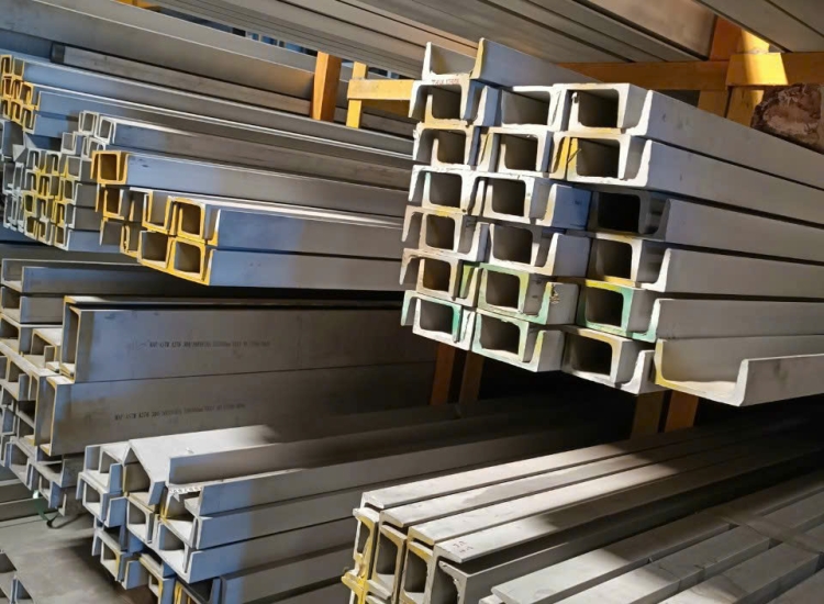 U ĐÚC INOX 304 -130 x 65 x 6.0 x 6M