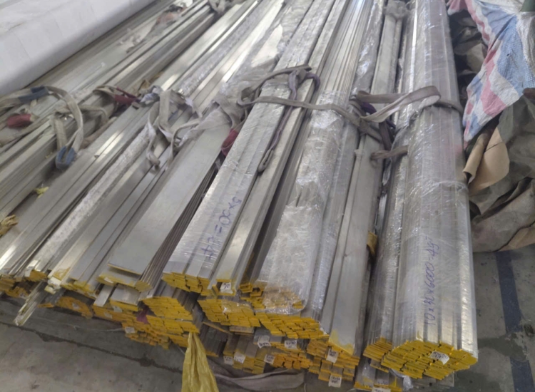 THANH LA ĐÚC 304 SỌC XƯỚC : 100 x 12 x 4000/6000MM/HL- LẬP LÀ INOX  - Stainless Steel Flat Bar