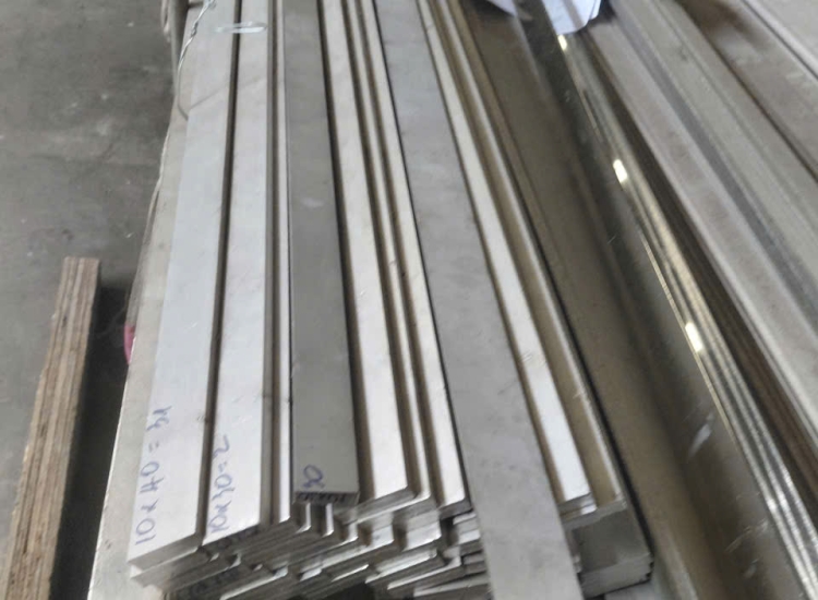 THANH LA ĐÚC 304 SỌC XƯỚC : 60 x 8.0 x 4000/6000MM/HL- LẬP LÀ INOX - Stainless Steel Bar Flat